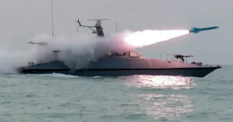 2 tàu chiến Mỹ vượt qua Hormuz dưới "mưa" hỏa lực Iran