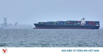 2 tàu hàng của Mỹ đi qua eo biển Hormuz; UAE cảnh báo khẩn về tên lửa