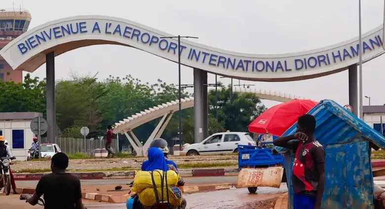 Al-Qaeda tấn công sân bay ở Niger, ít nhất 13 người tử vong Al-Qaeda tấn công sân bay ở Niger, ít nhất 13 người tử vong