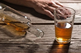 Ấn Độ: 12 người tử vong vì rượu giả