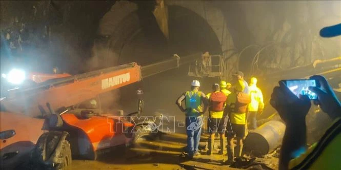 Ấn Độ: Giải cứu 16 công nhân trong đường hầm gặp sự cố Ấn Độ: Giải cứu 16 công nhân trong đường hầm gặp sự cố