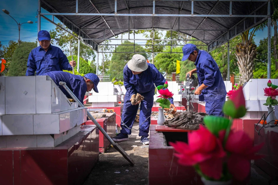 An Giang tăng cường lực lượng, chạy đua lấy mẫu ADN hài cốt liệt sĩ trước mùa mưa An Giang tăng cường lực lượng, chạy đua lấy mẫu ADN hài cốt liệt sĩ trước mùa mưa