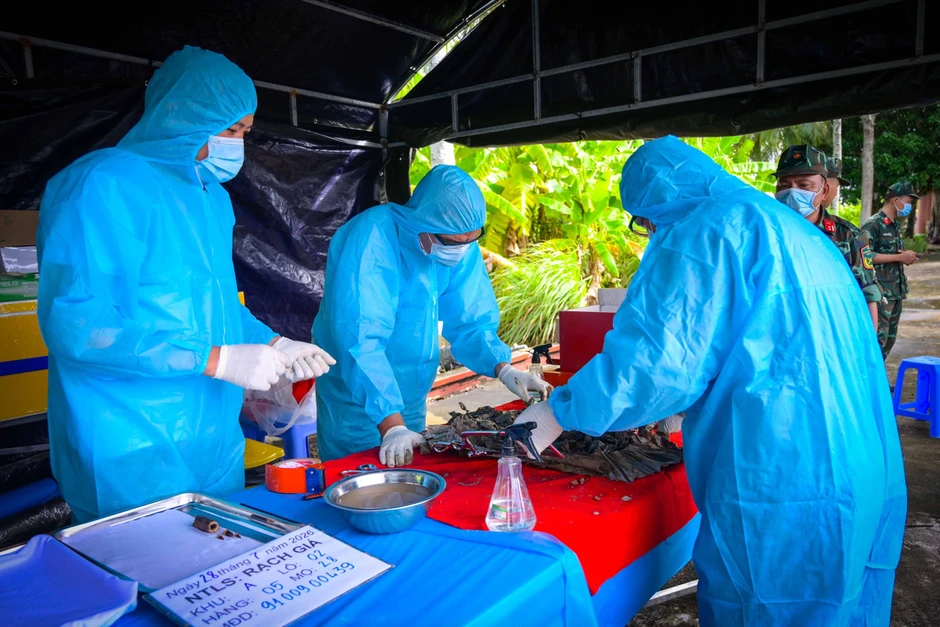 An Giang tăng cường lực lượng, chạy đua lấy mẫu ADN hài cốt liệt sĩ trước mùa mưa An Giang tăng cường lực lượng, chạy đua lấy mẫu ADN hài cốt liệt sĩ trước mùa mưa
