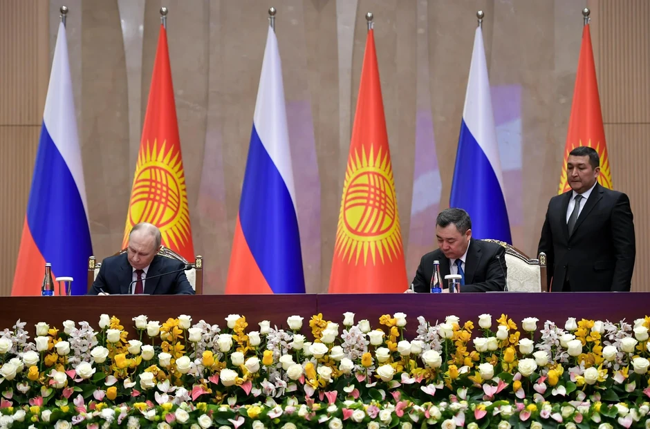 Anh can thiệp, đồng minh Nga "một chân giẫm 2 bàn cờ": Kremlin đứng trước phép thử sau 3 lần phát cảnh báo Anh can thiệp, đồng minh Nga "một chân giẫm 2 bàn cờ": Kremlin đứng trước phép thử sau 3 lần phát cảnh báo
