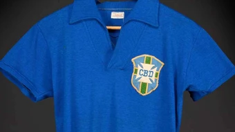 Áo đấu của Pelé được bán với giá 4,9 triệu USD - Báo TinVina