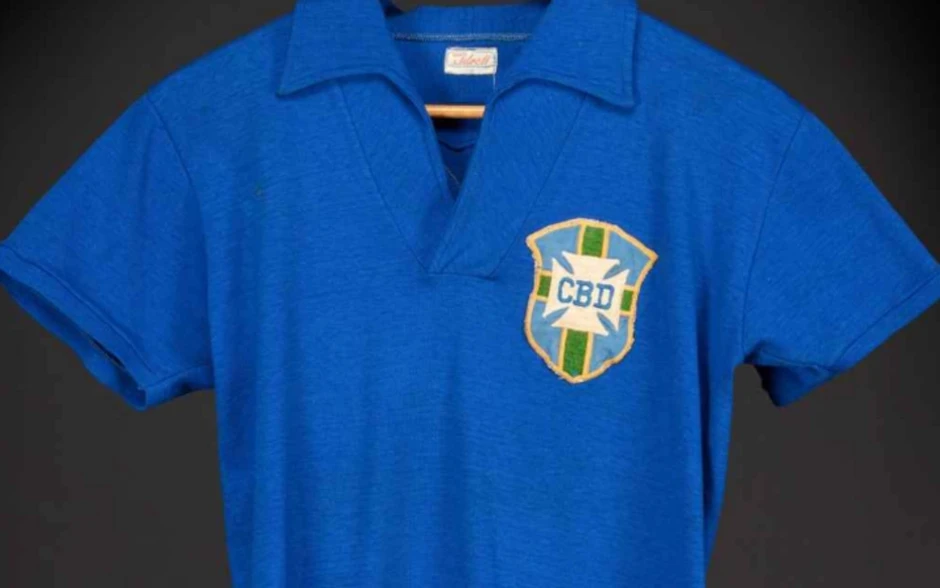 Áo đấu của Pelé được bán với giá 4,9 triệu USD - Báo TinVina