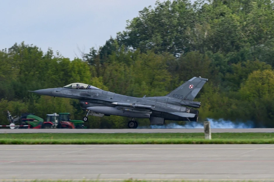 Ba Lan điều F-16 chặn máy bay trinh sát Nga sau vụ tên lửa xâm phạm không phận Ba Lan điều F-16 chặn máy bay trinh sát Nga sau vụ tên lửa xâm phạm không phận