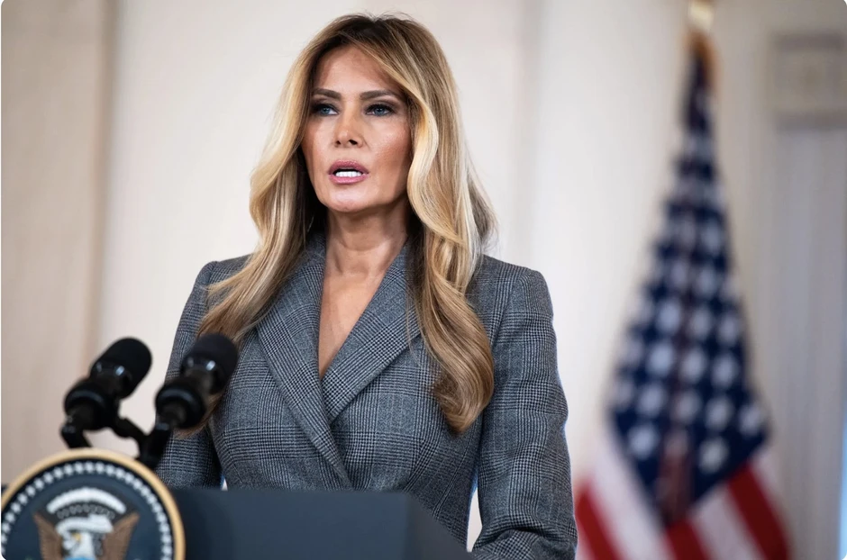 Bà Melania Trump nói đùa về việc 'ở ẩn' hơn một tháng Bà Melania Trump nói đùa về việc 'ở ẩn' hơn một tháng