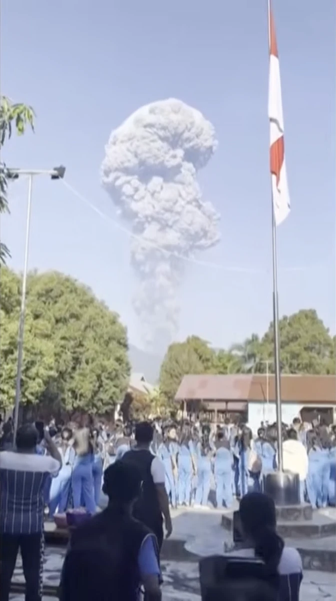 Ba người leo núi thiệt mạng khi núi lửa Dukono phun trào ở Indonesia Ba người leo núi thiệt mạng khi núi lửa Dukono phun trào ở Indonesia