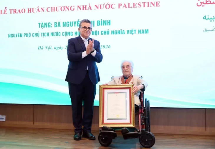 Bà Nguyễn Thị Bình nhận Huân chương Ngôi sao Công trạng của Nhà nước Palestine