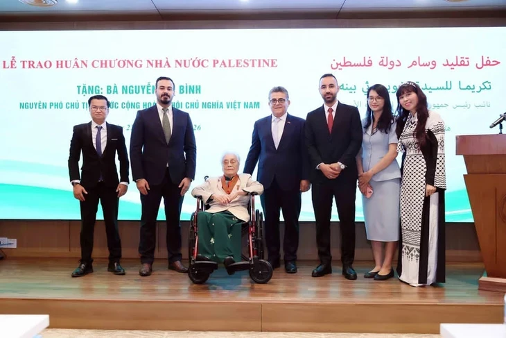 Bà Nguyễn Thị Bình nhận Huân chương Ngôi sao Công trạng của Nhà nước Palestine