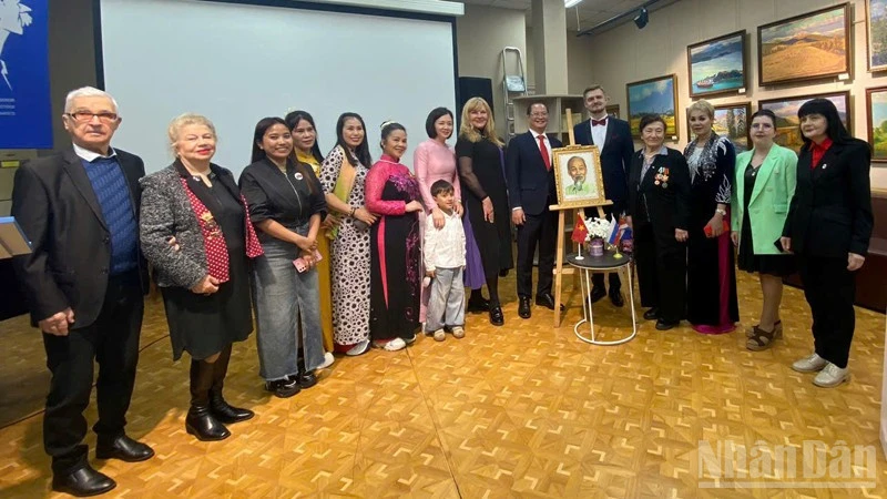 Bạn bè Nga tại Viễn Đông tưởng nhớ Chủ tịch Hồ Chí Minh Bạn bè Nga tại Viễn Đông tưởng nhớ Chủ tịch Hồ Chí Minh