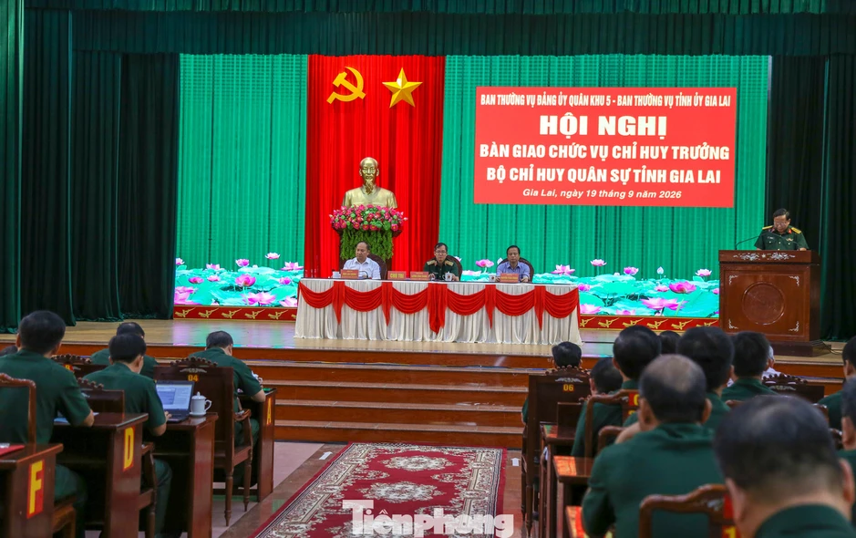 Bàn giao chức vụ Chỉ huy trưởng Bộ Chỉ huy Quân sự tỉnh Gia Lai Bàn giao chức vụ Chỉ huy trưởng Bộ Chỉ huy Quân sự tỉnh Gia Lai