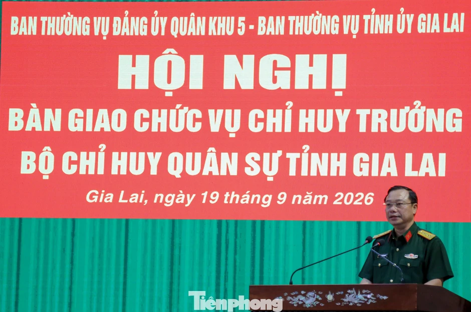 Bàn giao chức vụ Chỉ huy trưởng Bộ Chỉ huy Quân sự tỉnh Gia Lai Bàn giao chức vụ Chỉ huy trưởng Bộ Chỉ huy Quân sự tỉnh Gia Lai
