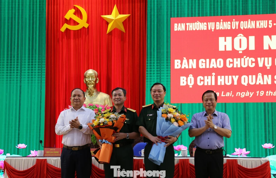 Bàn giao chức vụ Chỉ huy trưởng Bộ Chỉ huy Quân sự tỉnh Gia Lai Bàn giao chức vụ Chỉ huy trưởng Bộ Chỉ huy Quân sự tỉnh Gia Lai