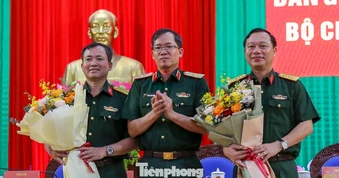 Bàn giao chức vụ Chỉ huy trưởng Bộ Chỉ huy Quân sự tỉnh Gia Lai
