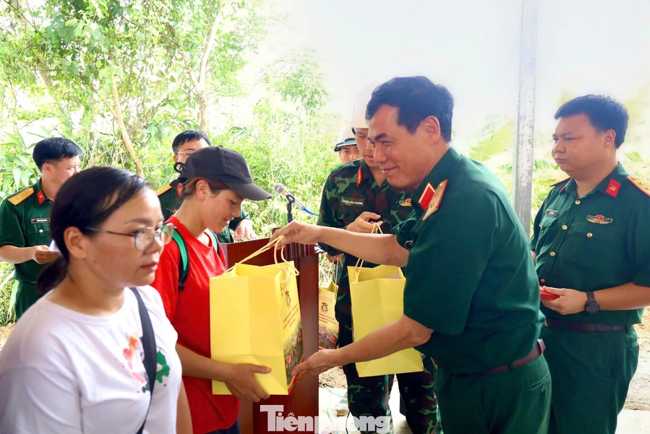 Bàn giao những mái ấm đầu tiên cho đồng bào vùng lũ Lai Châu Bàn giao những mái ấm đầu tiên cho đồng bào vùng lũ Lai Châu