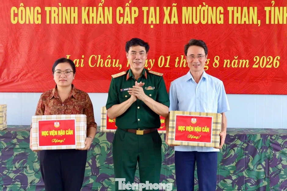 Bàn giao những mái ấm đầu tiên cho đồng bào vùng lũ Lai Châu Bàn giao những mái ấm đầu tiên cho đồng bào vùng lũ Lai Châu