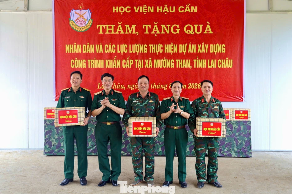 Bàn giao những mái ấm đầu tiên cho đồng bào vùng lũ Lai Châu Bàn giao những mái ấm đầu tiên cho đồng bào vùng lũ Lai Châu