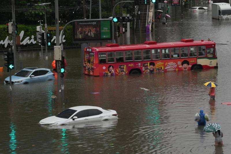 Bangkok tuyên bố tình trạng thảm hoạ: Cảnh tượng không tưởng ở thủ đô Thái Lan những ngày qua