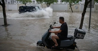 Bão Bavi nhấn chìm đường sá, cuốn trôi ô tô ở Trung Quốc