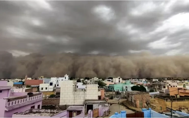 Bão cát bao trùm bang Rajasthan của Ấn Độ Bão cát bao trùm bang Rajasthan của Ấn Độ