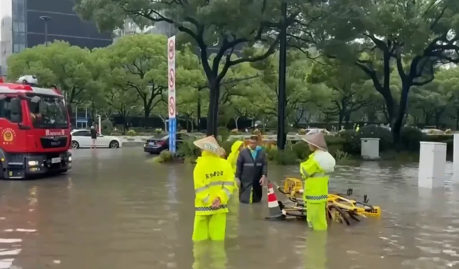 Bão Dolphin đổ bộ Trung Quốc, mang theo mưa lớn và gió mạnh Bão Dolphin đổ bộ Trung Quốc, mang theo mưa lớn và gió mạnh