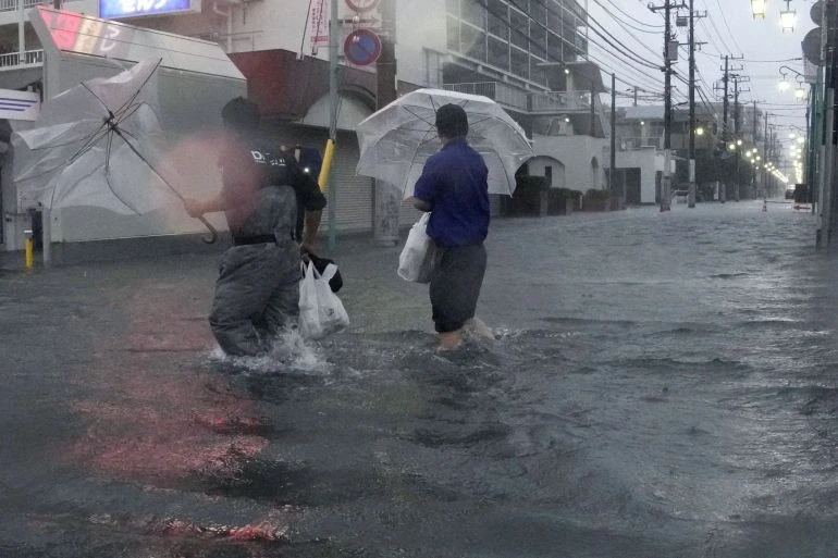 Bão Dujuan gây hỗn loạn, 2 người thiệt mạng và , 1,6 triệu người phải sơ tán tại Nhật Bản - Xuất hiện điểm bất thường