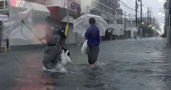 Bão Dujuan gây hỗn loạn, 2 người thiệt mạng và , 1,6 triệu người phải sơ tán tại Nhật Bản - Xuất hiện điểm bất thường