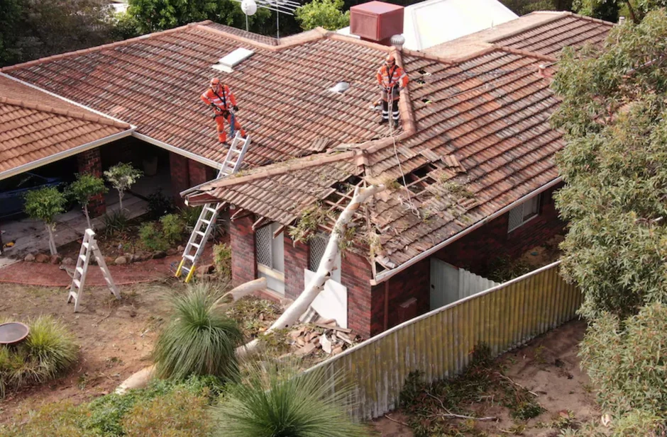 Bão lớn gây thiệt hại diện rộng tại Tây Australia, gần 70.000 hộ dân mất điện Bão lớn gây thiệt hại diện rộng tại Tây Australia, gần 70.000 hộ dân mất điện