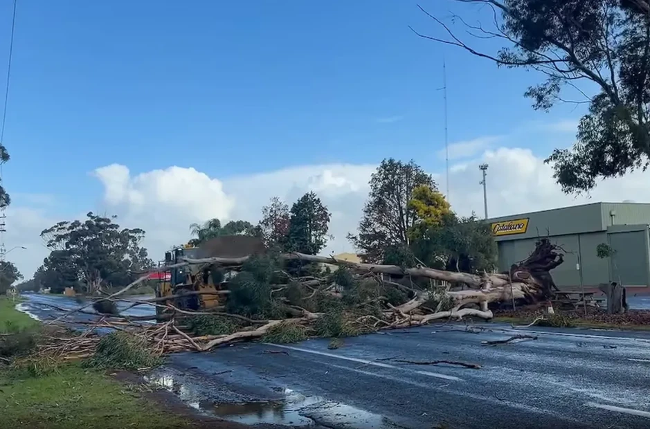 Bão lớn gây thiệt hại diện rộng tại Tây Australia, gần 70.000 hộ dân mất điện Bão lớn gây thiệt hại diện rộng tại Tây Australia, gần 70.000 hộ dân mất điện