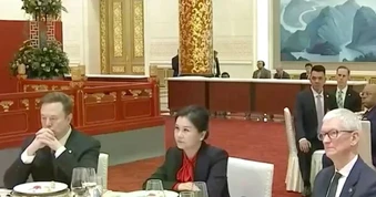 Bất ngờ với xuất thân người phụ nữ ngồi giữa tỷ phú Tim Cook và Elon Musk ở Bắc Kinh
