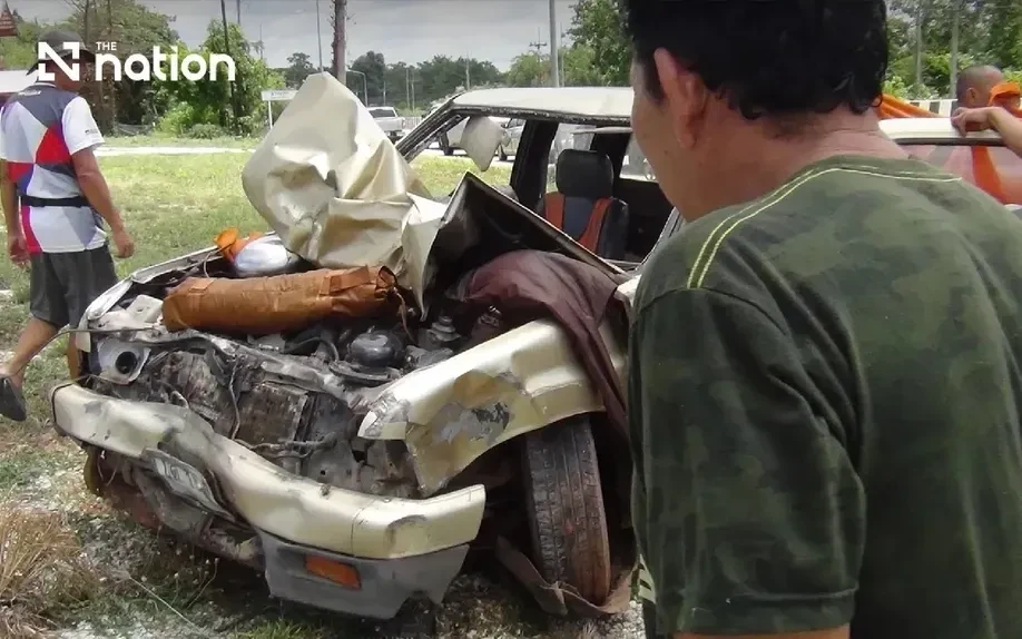 Bé 11 tuổi cầm lái xe bán tải tông vào đoàn nhà sư Thái Lan khiến 9 người thiệt mạng Bé 11 tuổi cầm lái xe bán tải tông vào đoàn nhà sư Thái Lan khiến 9 người thiệt mạng