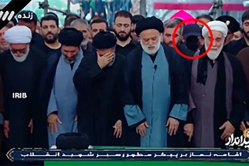 Bí ẩn người đàn ông trùm kín mặt trong lễ tang cố Lãnh tụ Iran Bí ẩn người đàn ông trùm kín mặt trong lễ tang cố Lãnh tụ Iran