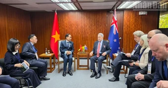 Bộ trưởng Ngoại giao Lê Hoài Trung gặp Bộ trưởng Ngoại giao New Zealand Winston Peters