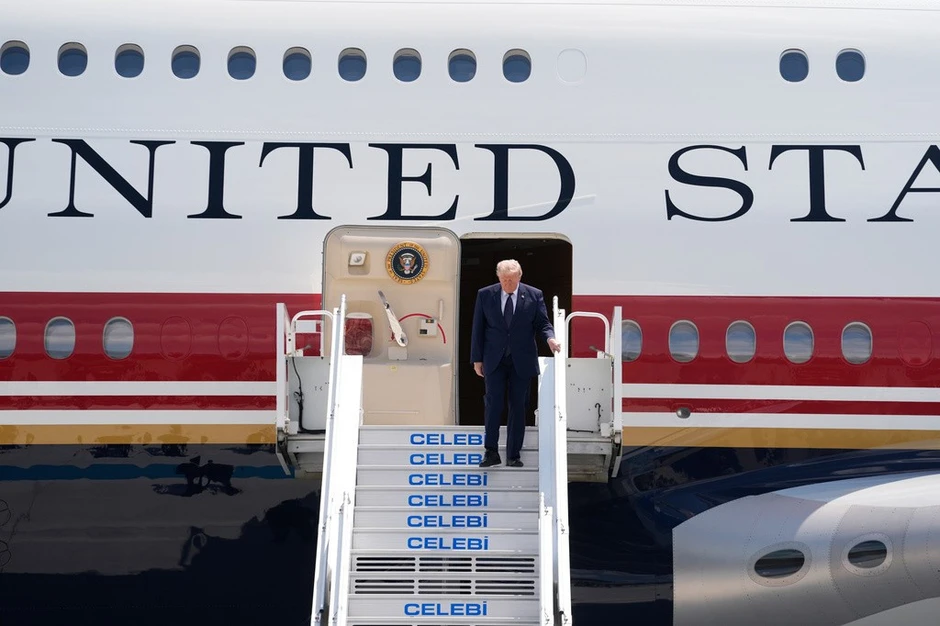 Bộ Tư pháp Mỹ triệu tập bốn nhà báo đưa tin về chuyên cơ mới của Tổng thống Trump Bộ Tư pháp Mỹ triệu tập bốn nhà báo đưa tin về chuyên cơ mới của Tổng thống Trump