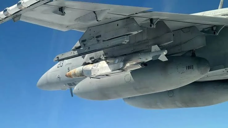 Bom phản lực tầm siêu xa GBU-75 JDAM-LR của Mỹ lần đầu tham chiến Bom phản lực tầm siêu xa GBU-75 JDAM-LR của Mỹ lần đầu tham chiến