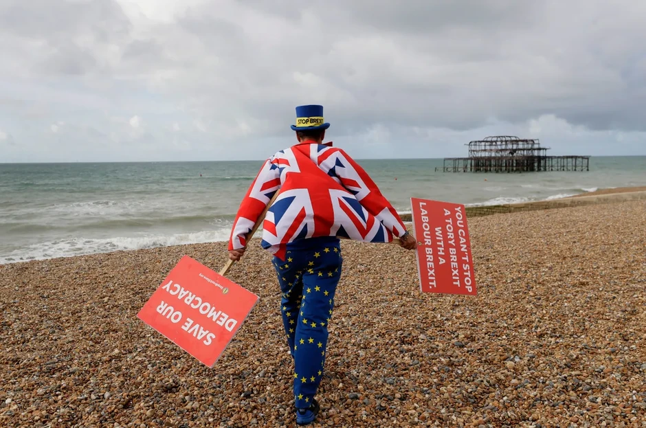 Brexit vẫn gây chia rẽ, phủ bóng lên nền kinh tế Anh Brexit vẫn gây chia rẽ, phủ bóng lên nền kinh tế Anh