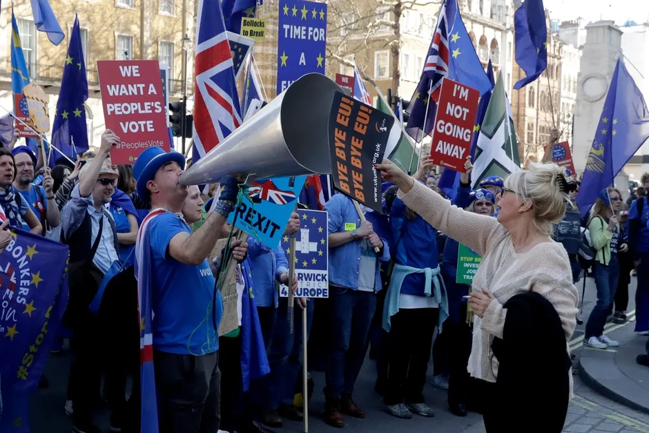 Brexit vẫn gây chia rẽ, phủ bóng lên nền kinh tế Anh Brexit vẫn gây chia rẽ, phủ bóng lên nền kinh tế Anh