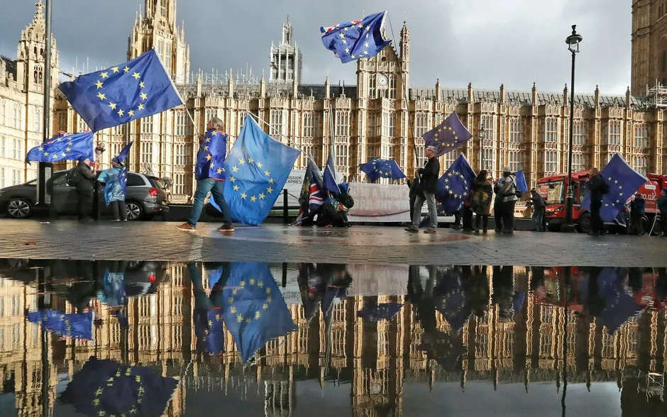 Brexit vẫn gây chia rẽ, phủ bóng lên nền kinh tế Anh Brexit vẫn gây chia rẽ, phủ bóng lên nền kinh tế Anh