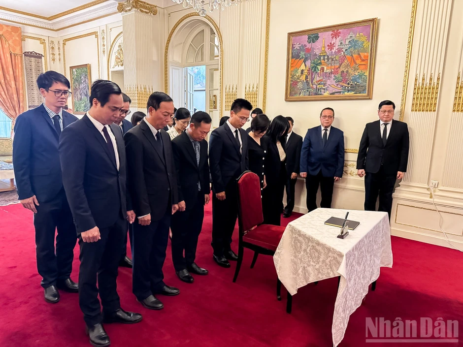 Các Cơ quan đại diện Việt Nam tại Pháp viếng Chủ tịch Quốc hội Lào Saysomphone Phomvihane Các Cơ quan đại diện Việt Nam tại Pháp viếng Chủ tịch Quốc hội Lào Saysomphone Phomvihane
