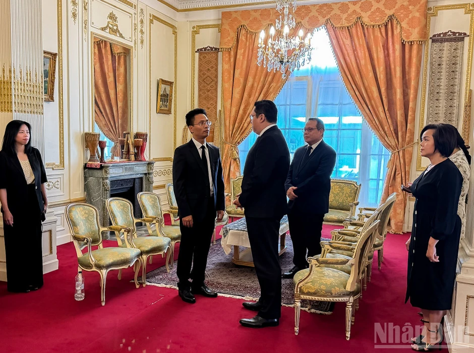 Các Cơ quan đại diện Việt Nam tại Pháp viếng Chủ tịch Quốc hội Lào Saysomphone Phomvihane Các Cơ quan đại diện Việt Nam tại Pháp viếng Chủ tịch Quốc hội Lào Saysomphone Phomvihane