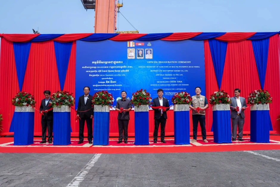 Campuchia làm việc chưa từng có: Xuất khẩu 10.000 tấn gạo bằng tàu chở hàng rời, điểm đến là một đối tác lớn của Việt Nam Campuchia làm việc chưa từng có: Xuất khẩu 10.000 tấn gạo bằng tàu chở hàng rời, điểm đến là một đối tác lớn của Việt Nam