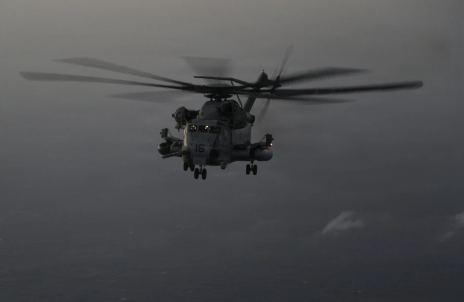 Cận cảnh trực thăng “siêu mã” CH-53E Mỹ tiếp nhiên liệu trên không ở Trung Đông