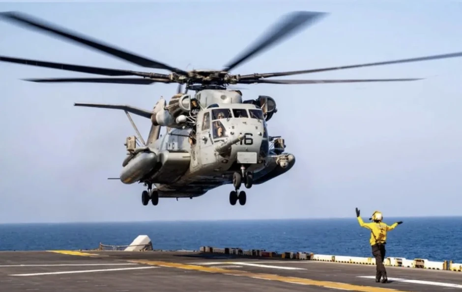 Cận cảnh trực thăng “siêu mã” CH-53E Mỹ tiếp nhiên liệu trên không ở Trung Đông