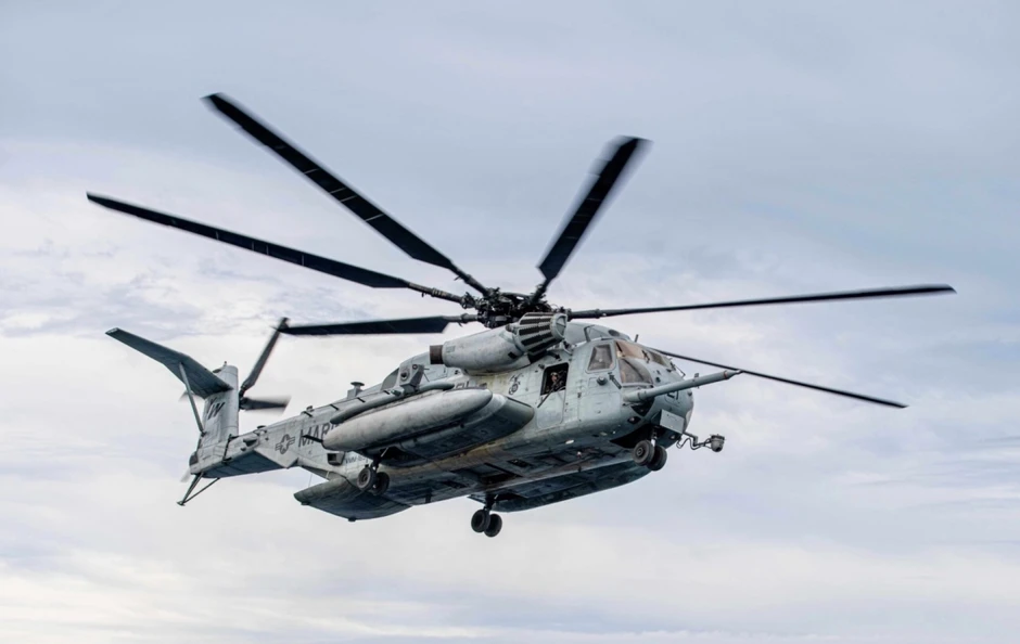 Cận cảnh trực thăng “siêu mã” CH-53E Mỹ tiếp nhiên liệu trên không ở Trung Đông