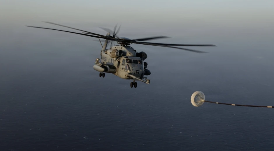 Cận cảnh trực thăng “siêu mã” CH-53E Mỹ tiếp nhiên liệu trên không ở Trung Đông