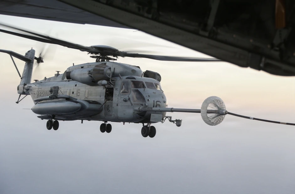 Cận cảnh trực thăng “siêu mã” CH-53E Mỹ tiếp nhiên liệu trên không ở Trung Đông