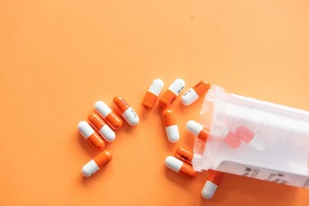 Cảnh báo về thuốc điều trị bệnh hiếm gặp Tavneos
