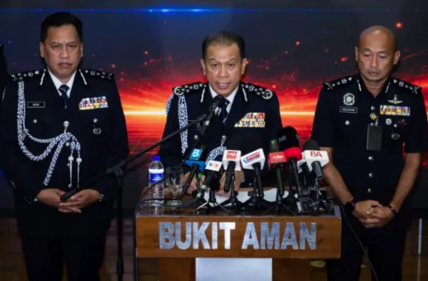 Cảnh sát Malaysia phát hiện chất nghi ma túy, điện thoại trong phòng giam Cảnh sát Malaysia phát hiện chất nghi ma túy, điện thoại trong phòng giam
